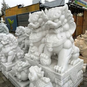 Kỳ Lân đá đặt cổng trắng