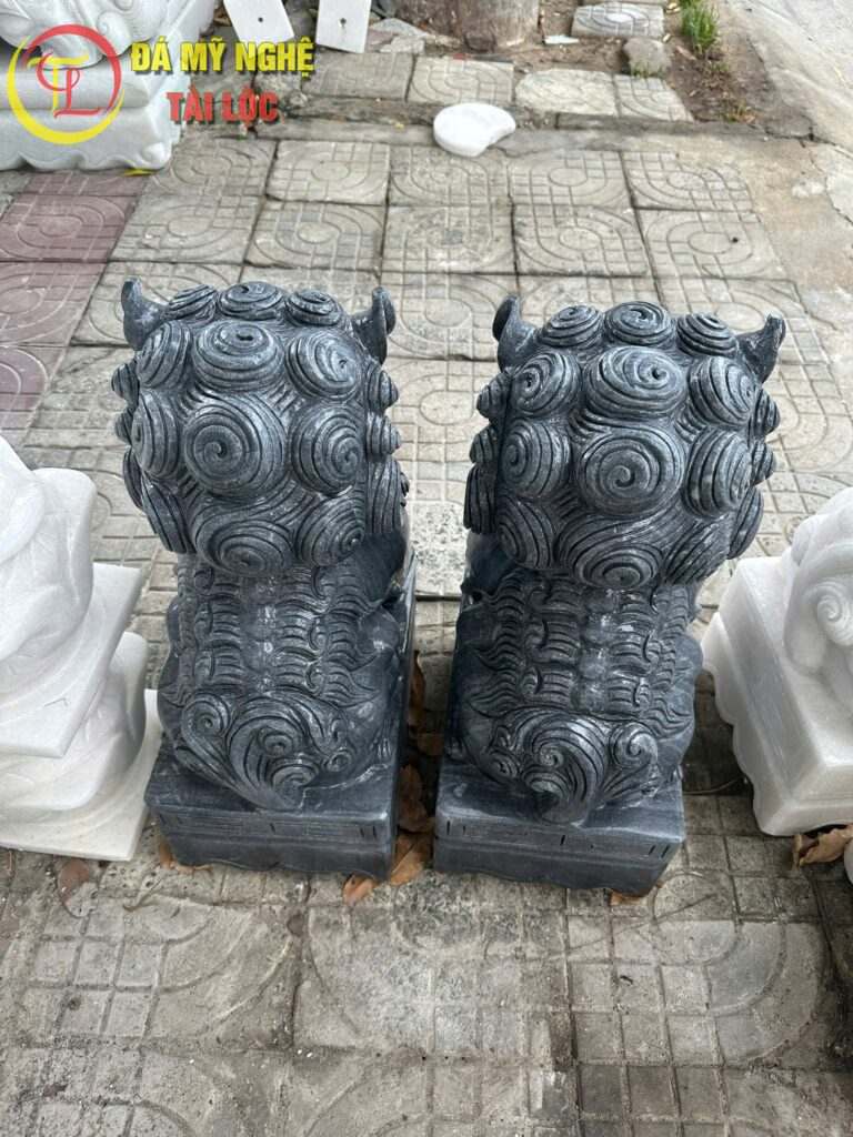 Tượng Kỳ Lân Đá Đen Cao 50cm – Biểu Tượng Thần Thoại Bảo Vệ Cửa Ngõ %Đá Mỹ Nghệ Tài Lộc% phía sau tượng Kỳ Lân đá đen